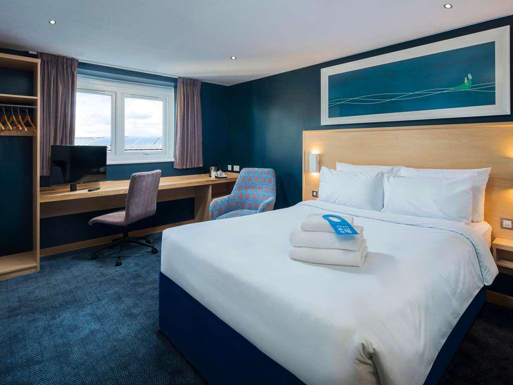Travelodge Cheltenham Habitación foto