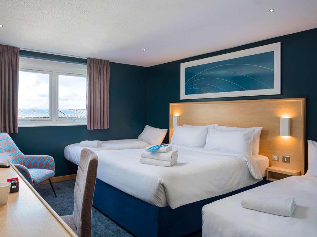Travelodge Cheltenham Habitación foto