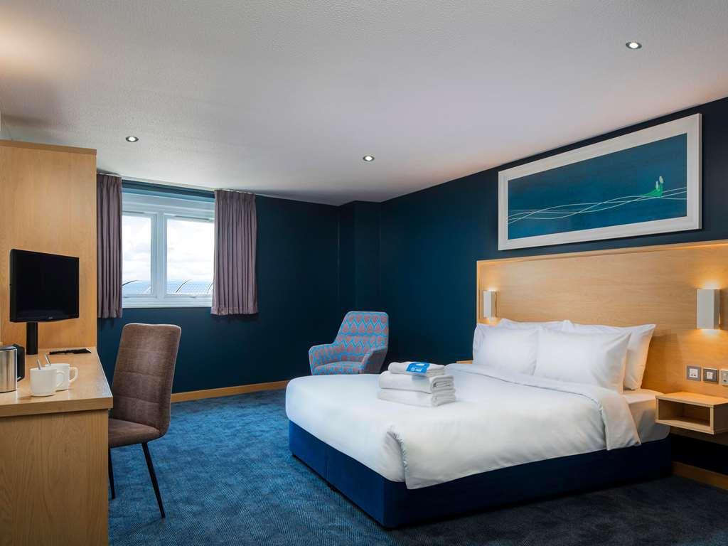 Travelodge Cheltenham Habitación foto