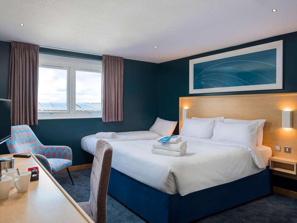 Travelodge Cheltenham Habitación foto