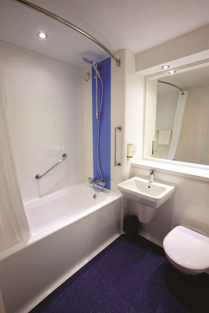 Travelodge Cheltenham Habitación foto
