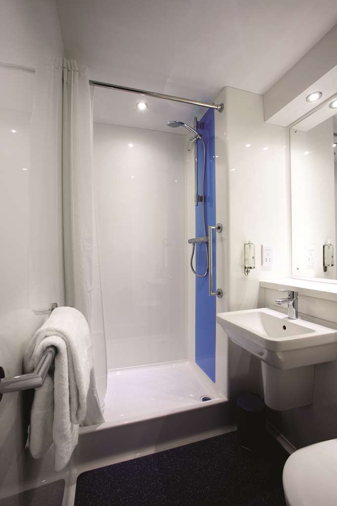 Travelodge Cheltenham Habitación foto