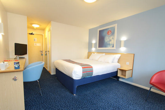 Travelodge Cheltenham Habitación foto
