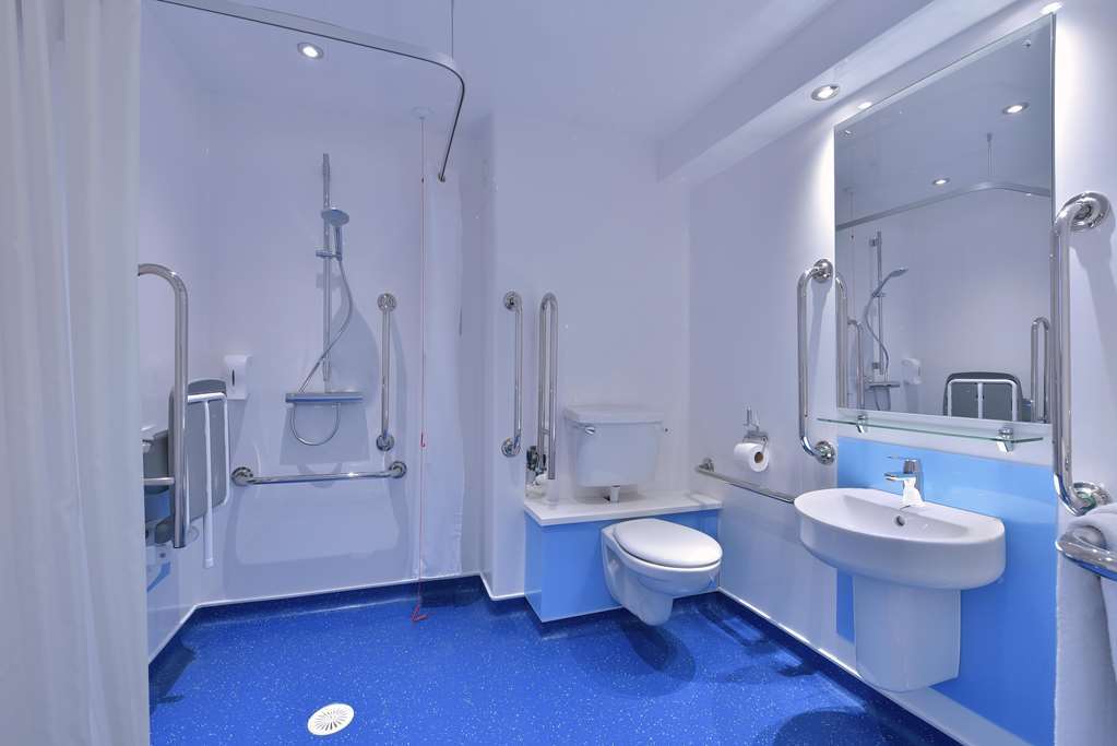 Travelodge Cheltenham Habitación foto