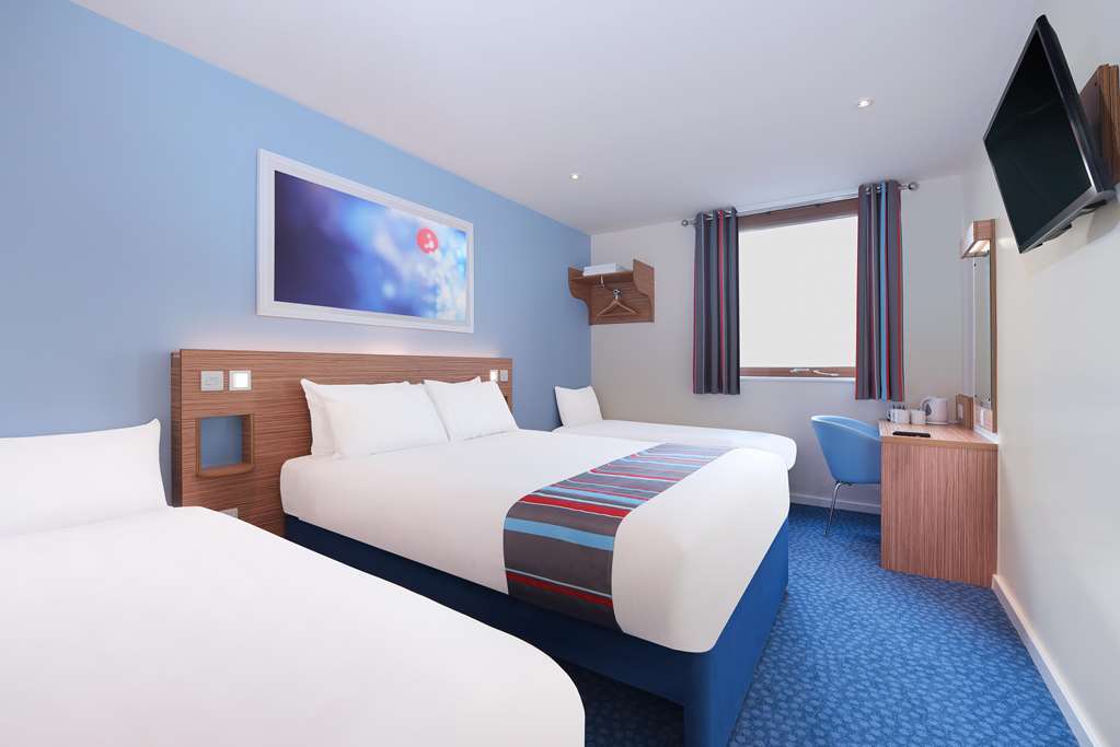 Travelodge Cheltenham Habitación foto