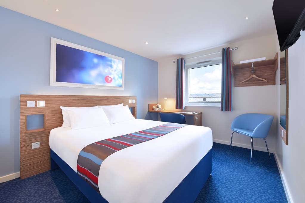 Travelodge Cheltenham Habitación foto