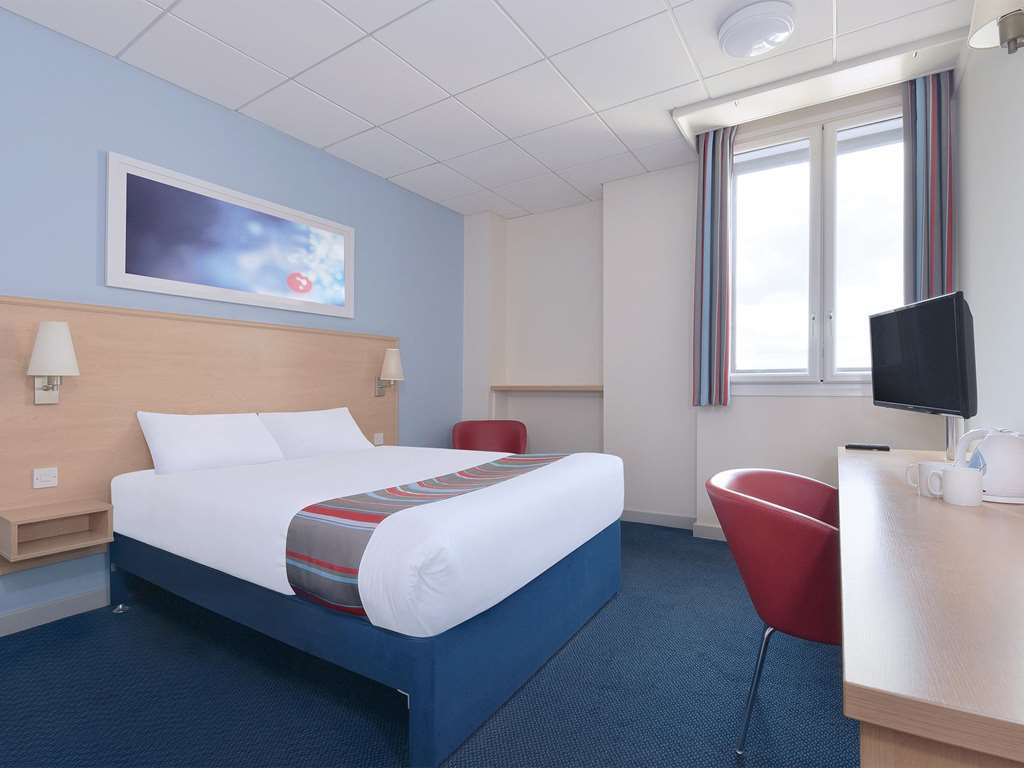 Travelodge Cheltenham Habitación foto