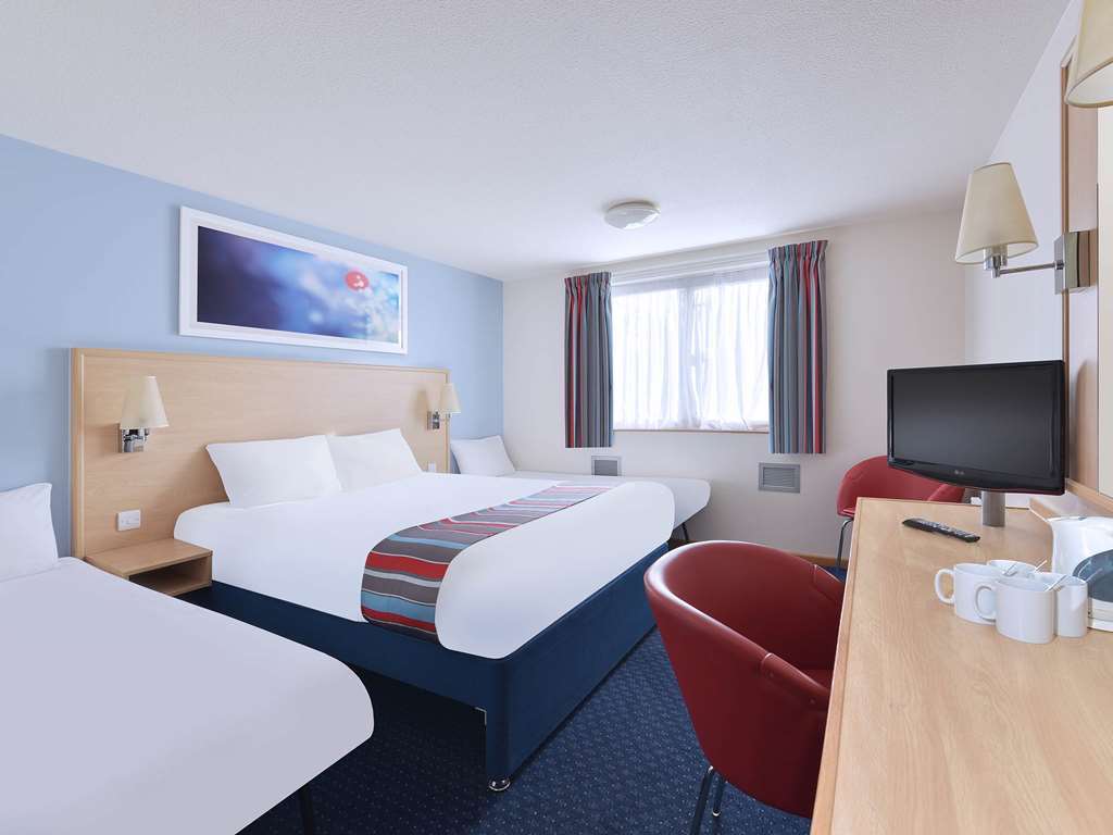 Travelodge Cheltenham Habitación foto