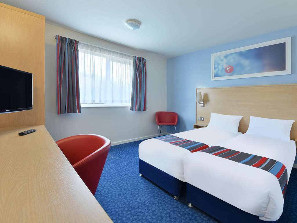 Travelodge Cheltenham Habitación foto